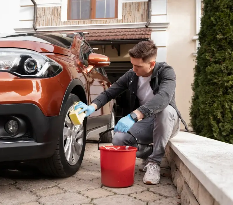 Lavage auto à domicile Thaon : professionnel intervenant sur un véhicule